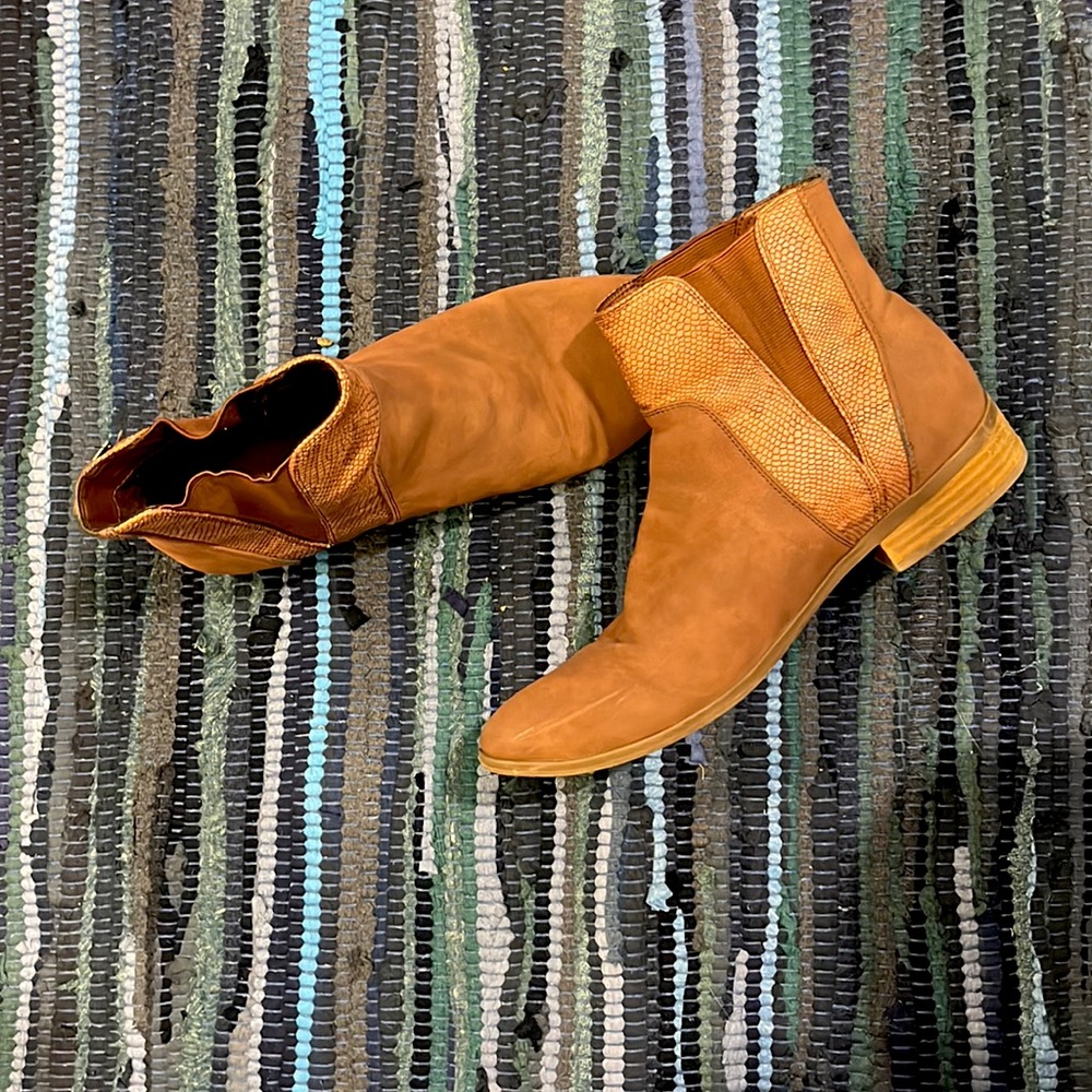 Roxy Women’s Linn Boot. Synthetic suede and snake skin. ~1” heel.